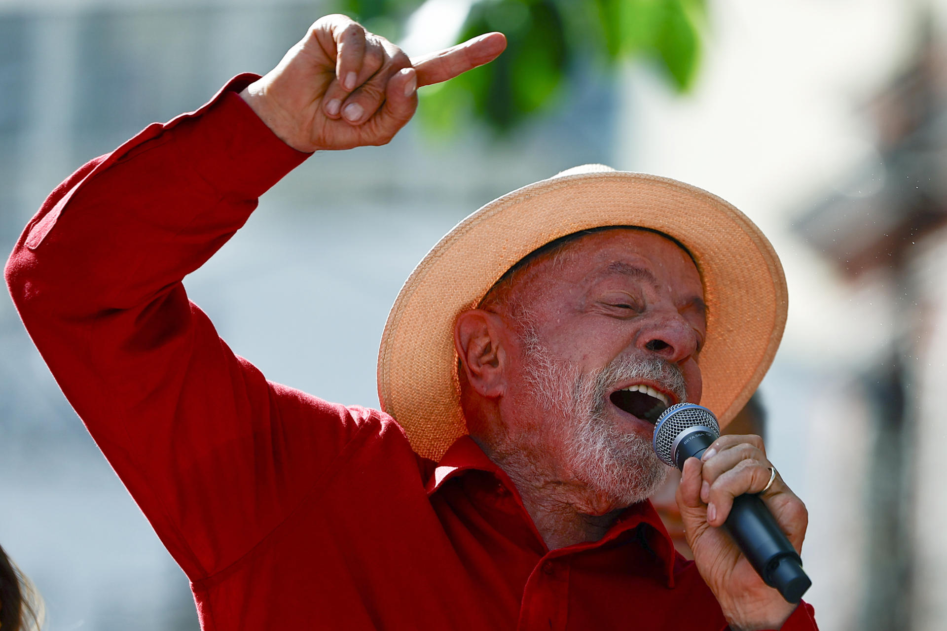 AMDEP4266. JUIZ DE FORA (BRASIL), 16/10/2026.- El presidente de Brasil y candidato a la reelección, Luiz Inácio Lula da Silva, participa en un acto de campaña este viernes, en Juiz de Fora, en el estado de Minas Gerais (Brasil). Lula se dirigió a las miles de personas que acudieron a un mitin en el municipio de Juiz de Fora y les conminó a hacer un "mayor esfuerzo" para "convencer" a los indecisos, e ir a sus casas para acompañarlos a las urnas el próximo 25 de octubre. EFE/ Andre Coelho