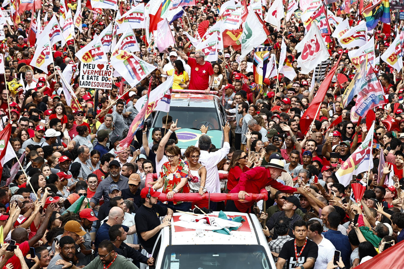 AMDEP4266. JUIZ DE FORA (BRASIL), 16/10/2026.- El presidente de Brasil y candidato a la reelección, Luiz Inácio Lula da Silva, saluda a sus seguidores durante un acto de campaña este viernes, en Juiz de Fora, en el estado de Minas Gerais (Brasil). Lula se dirigió a las miles de personas que acudieron a un mitin en el municipio de Juiz de Fora y les conminó a hacer un "mayor esfuerzo" para "convencer" a los indecisos, e ir a sus casas para acompañarlos a las urnas el próximo 25 de octubre. EFE/ Andre Coelho