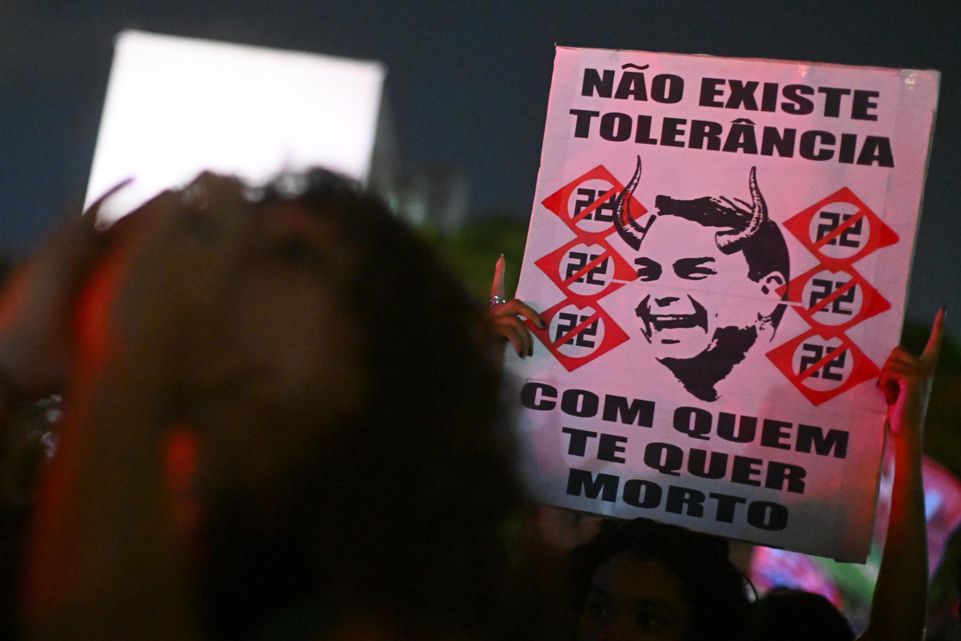 AME5743. BRASILIA (BRASIL), 13/10/2026.- Una persona sostiene un cartel con la imagen del expresidente de Brasil Jair Bolsonaro en una manifestación a favor de la reelección del presidente de Brasil, Luiz Inácio Lula da Silva, este martes, en la Explanada de los Ministerios en Brasilia (Brasil). EFE/Andre Borges