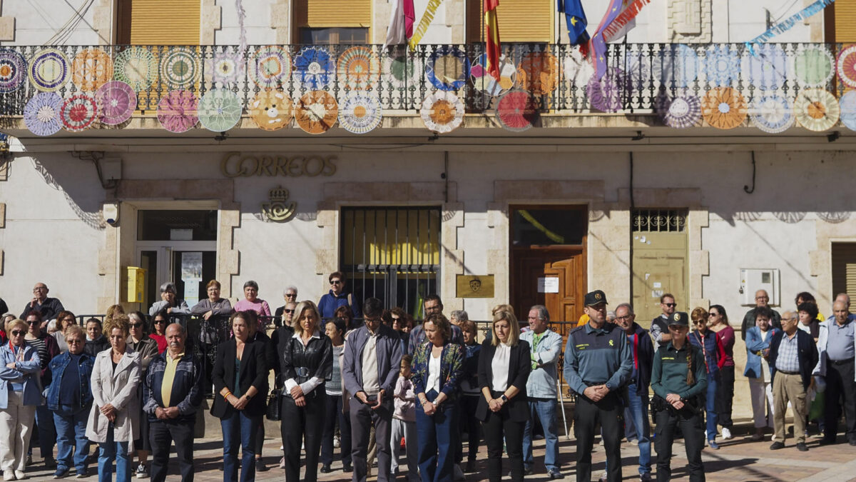 VALVERDE DEL JUCAR (CUENCA), 09/10/2026.- Minuto de silencio por el asesinato machista de la mujer de 37 años en Valverde de Júcar (Cuenca), por lo que la cifra de mujeres muertas a manos de sus parejas o exparejas asciende a 42 en 2026. La mujer asesinada, que tenía dos hijas menores de edad y se encontraba en trámites de separación, no estaba en el sistema Viogén y no constaban denuncias previas, según ha informado Igualdad. EFE/ Álvaro Del Olmo