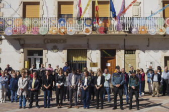 VALVERDE DEL JUCAR (CUENCA), 09/10/2026.- Minuto de silencio por el asesinato machista de la mujer de 37 años en Valverde de Júcar (Cuenca), por lo que la cifra de mujeres muertas a manos de sus parejas o exparejas asciende a 42 en 2026. La mujer asesinada, que tenía dos hijas menores de edad y se encontraba en trámites de separación, no estaba en el sistema Viogén y no constaban denuncias previas, según ha informado Igualdad. EFE/ Álvaro Del Olmo