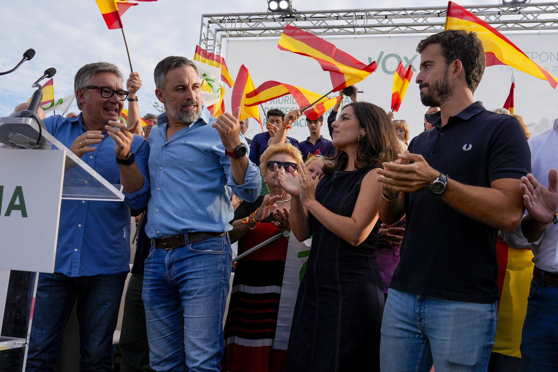 ESTEPONA (MÁLAGA), 11/010/2026.- (I-D) El vicepresidente de la Junta de Andalucía, Manuel Gavira, el presidente de Vox, Santiago Abascal, y los diputados Pepa Millán y Carlos Quero, durante el primer gran acto del partido tras la convocatoria de elecciones generales, este domingo en la localidad malagueña de Estepona. EFE/Juan Carlos Domínguez