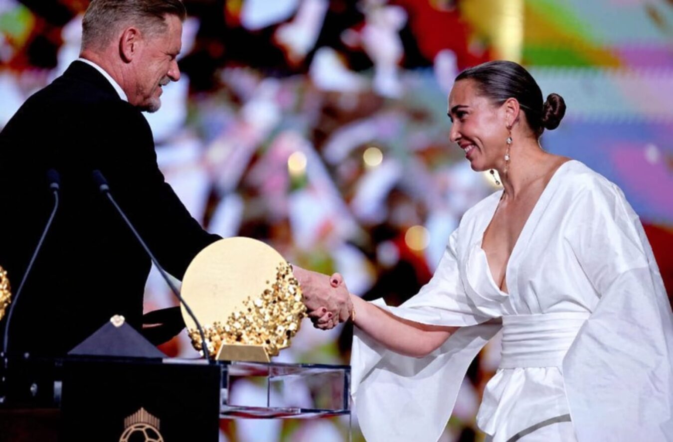 Cata Coll recibe el Trofeo Yashin de manos de Peter Schmeichel