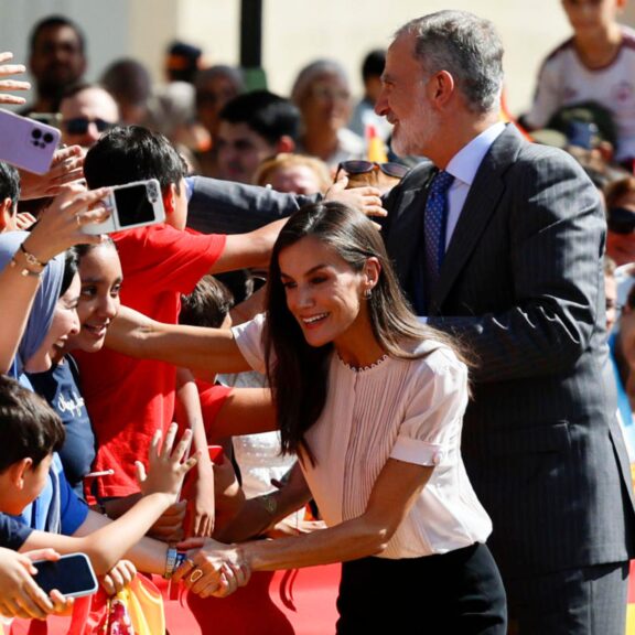 El rey Felipe VI y la reina Letizia saludan a los ciudadanos de Melilla este miércoles. EFE/Mariscal