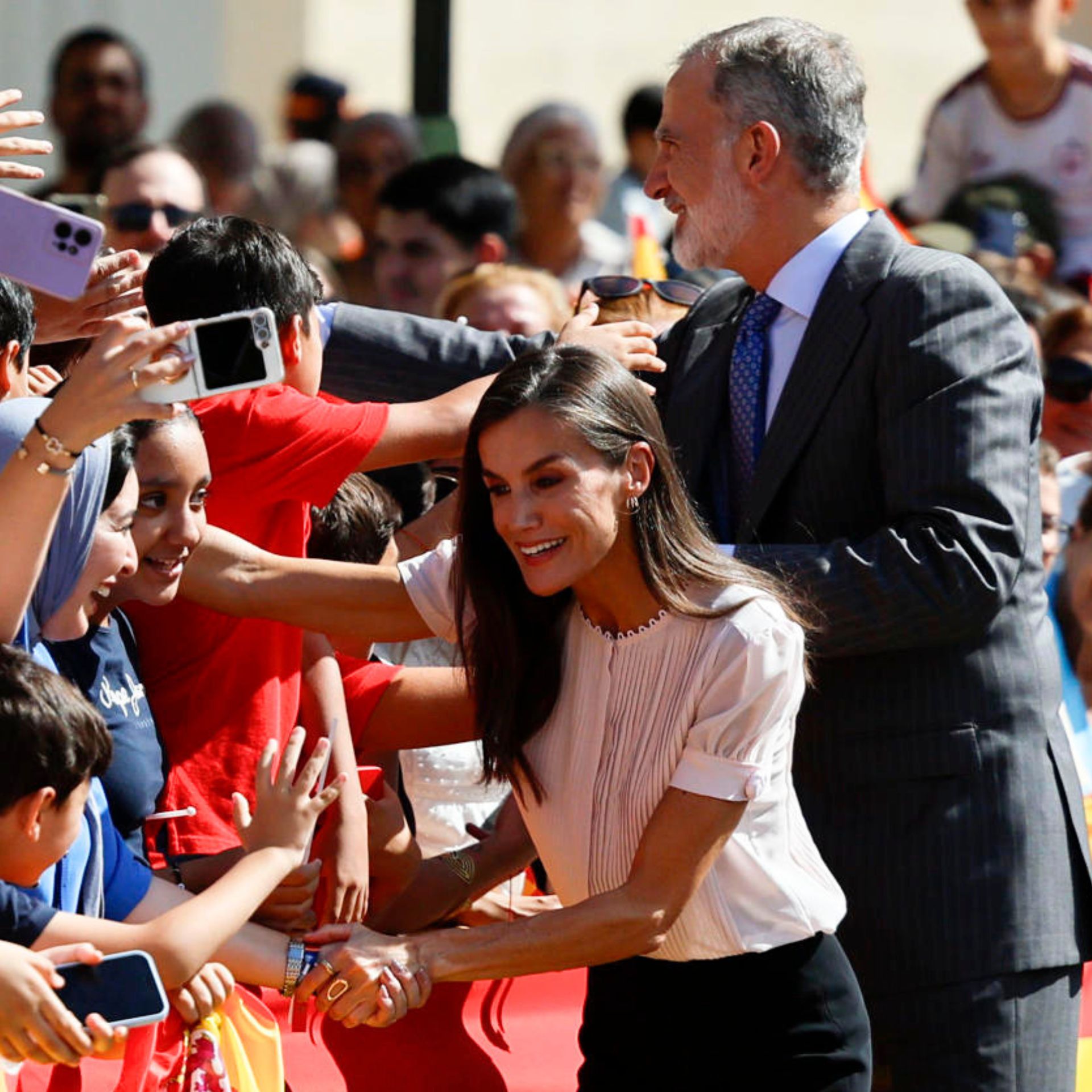 El rey Felipe VI y la reina Letizia saludan a los ciudadanos de Melilla este miércoles. EFE/Mariscal