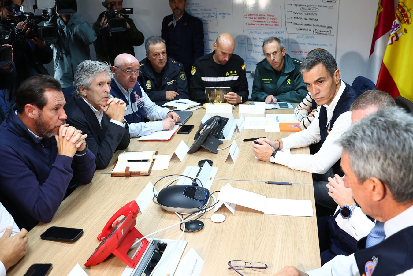 TOLEDO, 29/10/2026.- El presidente del Gobierno, Pedro Sánchez (3d), el presidente de Castilla-La Mancha, Emiliano García-Page (2d), y el delegado del Gobierno en Castilla-La Mancha, José Pablo Sabrido (3d); y los ministros de Transportes, Óscar Puente (i) e Interior, Fernando Grande Marlaska (2i), entre otros, durante la reunión del Centro de Coordinación Operativa Integrado (CECOPI) este jueves en Toledo, en el primer día de luto oficial de los tres decretados por el Gobierno por el trágico accidente ferroviario de Urda. EFE/ Moncloa/ Fernando Calvo // SOLO USO EDITORIAL/SOLO DISPONIBLE PARA ILUSTRAR LA NOTICIA QUE ACOMPAÑA (CRÉDITO OBLIGATORIO)