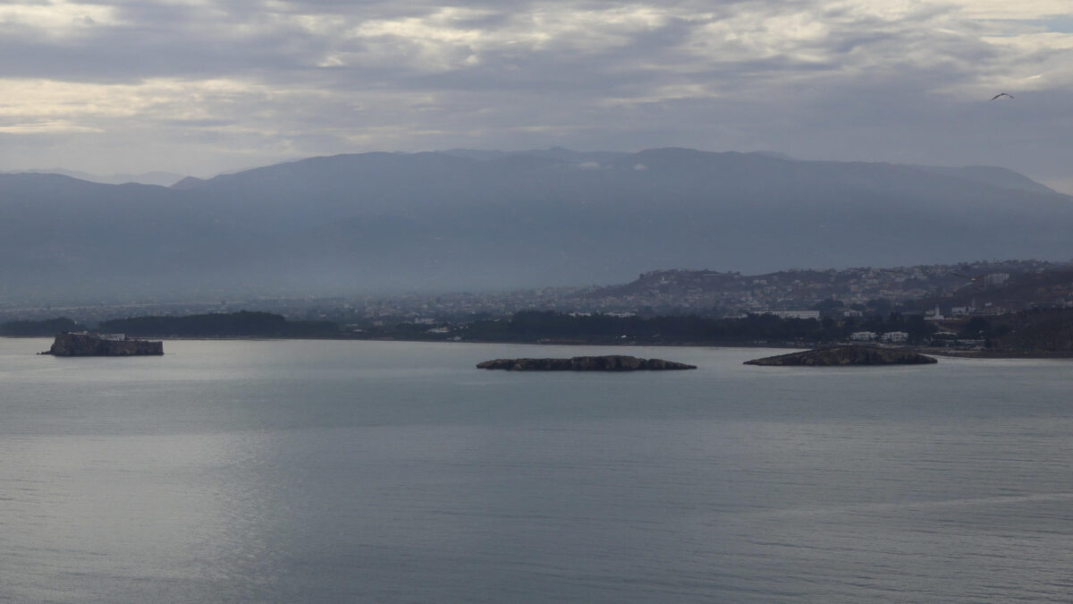 ALHUCEMAS (MARRUECOS), 11/10/2026.- Conjunto de las islas españolas situadas en la bahía de Alhucemas, integrado, además de la islote de Alhucemas, por la isla de Tierra y la isla de Mar. Marruecos y España no solo comparten frontera terrestre en Ceuta y Melilla. Mantienen una de las fronteras más singulares del mundo: una línea de apenas 85 metros que separa ambos países en el peñón de Vélez de la Gomera, frente a las costas norteafricanas de Alhucemas. EFE/ Mohamed Siali