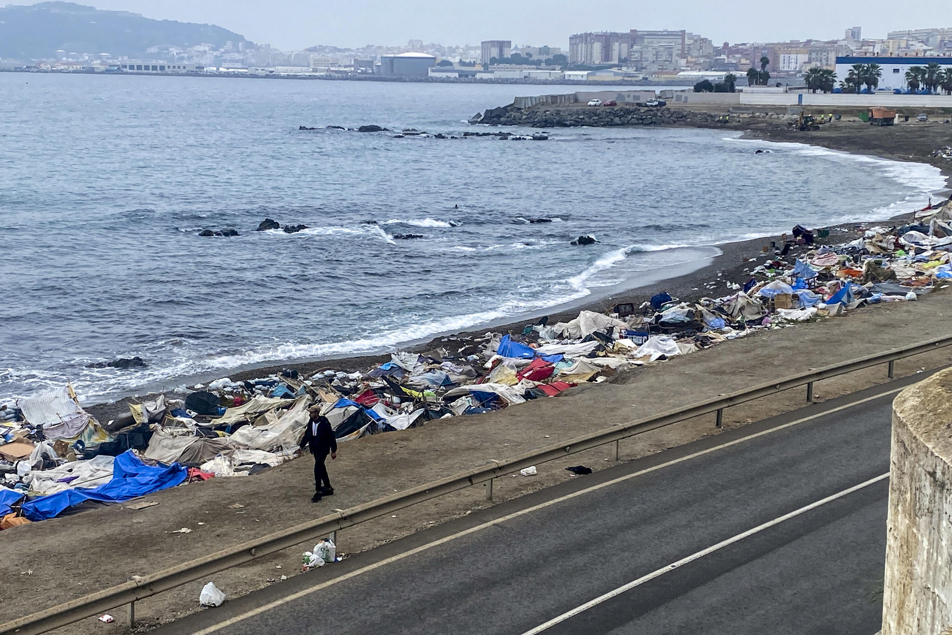 CEUTA, 05/10/2026.- Situación de la playa del Trampolín y su entorno tras ser desalojados los migrantes. La Policía Nacional ha completado este lunes la segunda y última fase para desalojar por completo la playa del Trampolín de Ceuta, el principal asentamiento de migrantes que entraron en la ciudad a finales de julio y que permanecían viviendo en esta zona. EFE/Rafael Peña