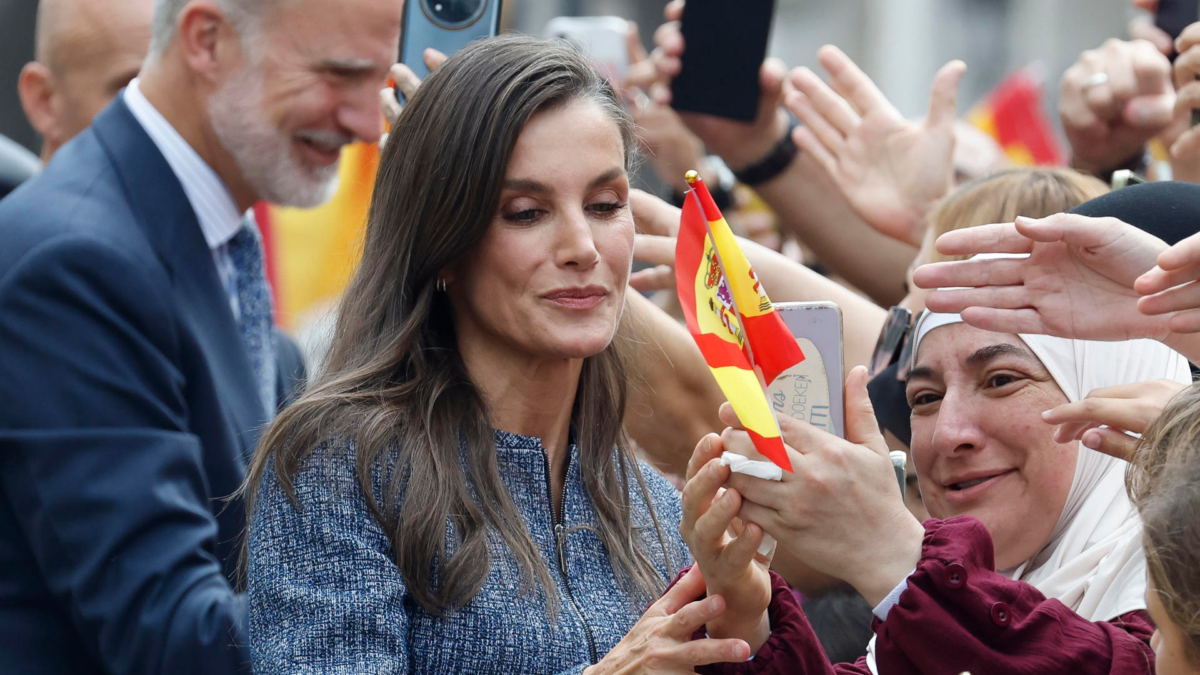 La reina Letizia (i) saluda a la multitud que espera su llegada ante el Ayuntamiento de Ceuta, este martes.