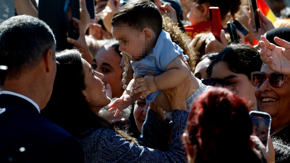 La reina Letizia saluda a las personas congregadas durante su visita.
