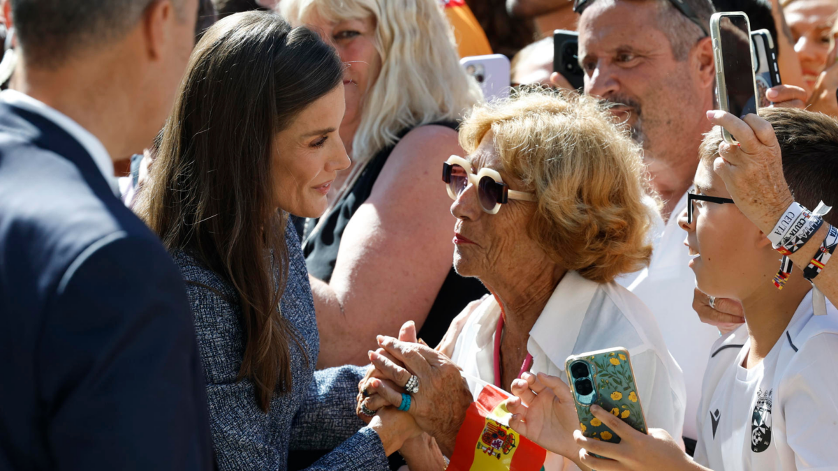 La reina Letizia saluda a las personas congregadas durante su visita.