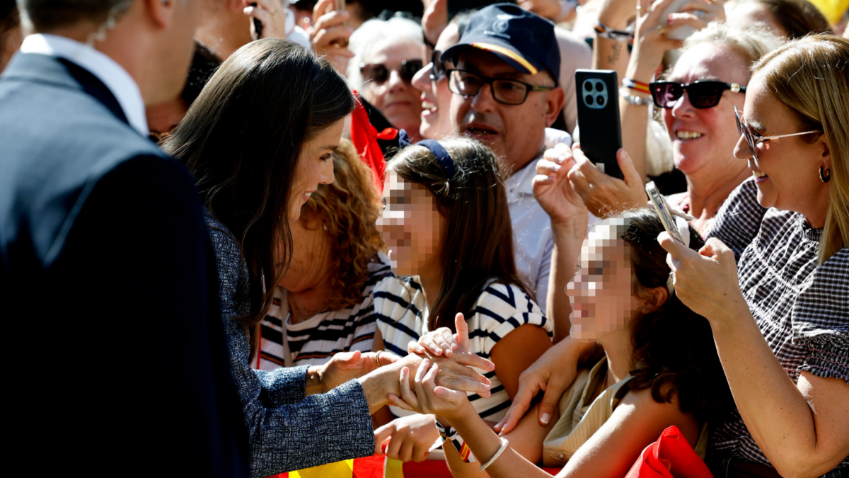 La reina Letizia saluda a las personas congregadas durante su visita.