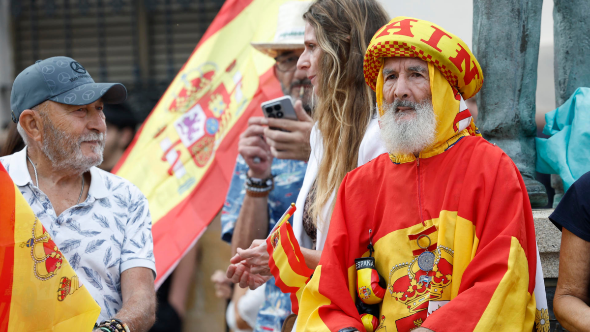 Varios grupos de ciudadanos ya aguardan a las puertas del Ayuntamiento de Ceuta la llegada de los reyes.