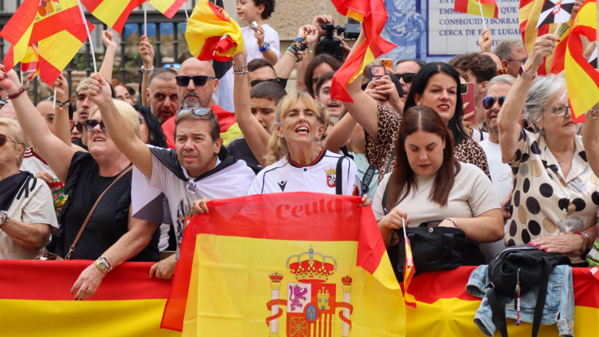 Ambiente en las calles de Ceuta a la espera de la llegada de los reyes.