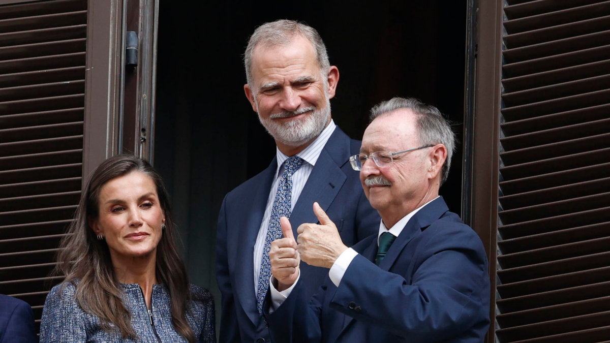 El rey Felipe VI (c) y la reina Letizia (i) saludan desde el balcón del Ayuntamiento junto al alcalde-presidente de la Ciudad Autónoma de Ceuta, Juan Jesús Vivas.