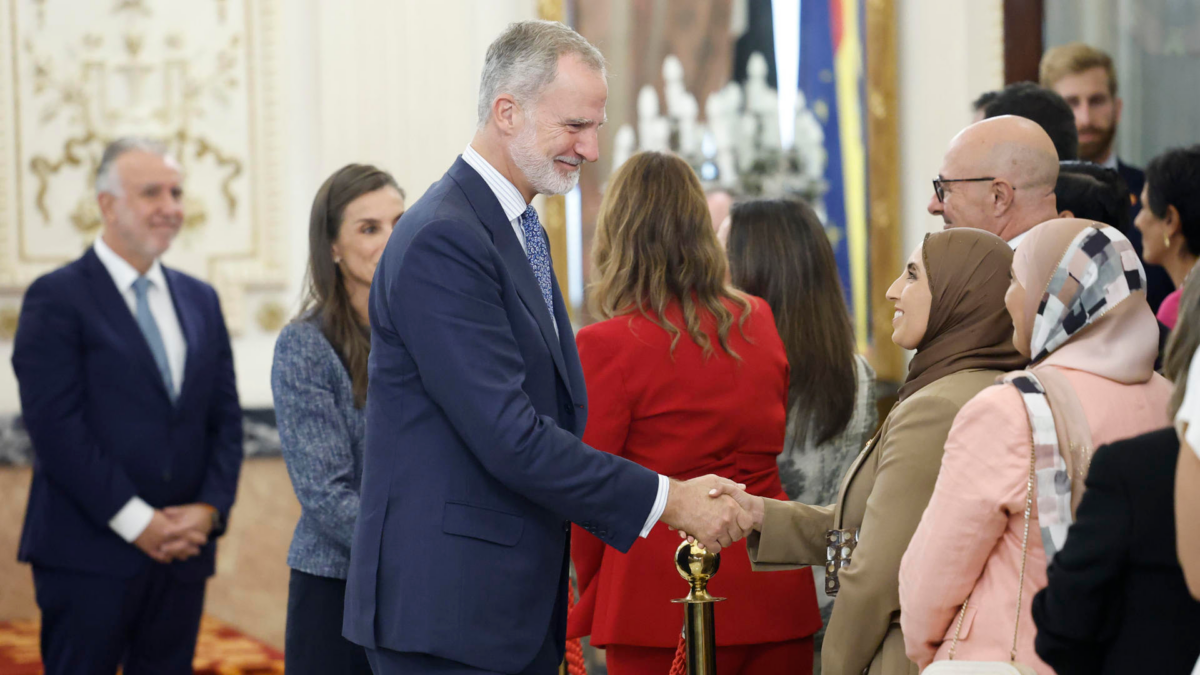 El rey Felipe VI (c) y la reina Letizia (2i) durante su visita al Ayuntamiento.