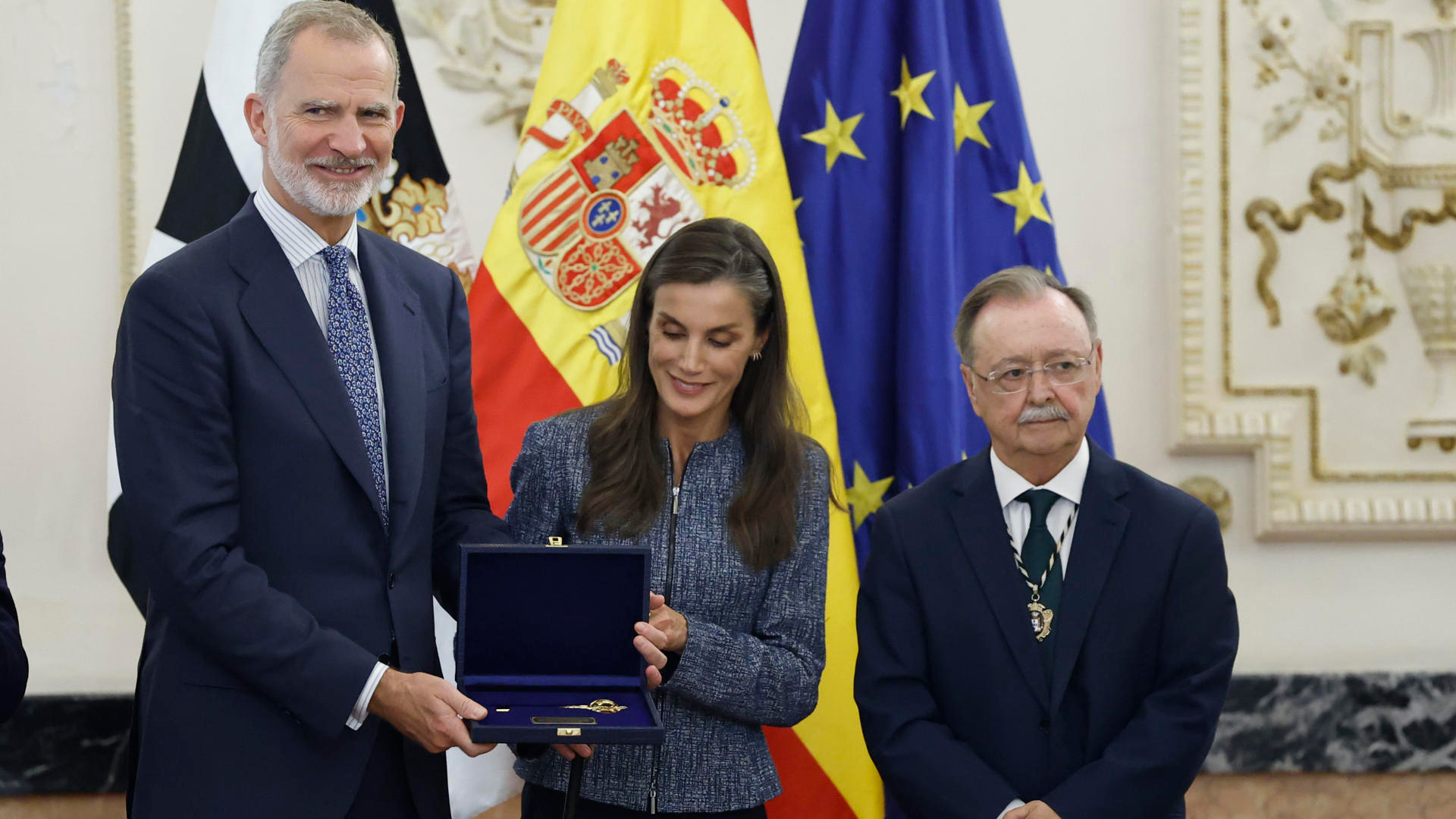 El rey Felipe VI (i) y la reina Letizia (c) durante su visita al Ayuntamiento junto al alcalde-presidente de la Ciudad Autónoma de Ceuta, Juan Jesús Vivas