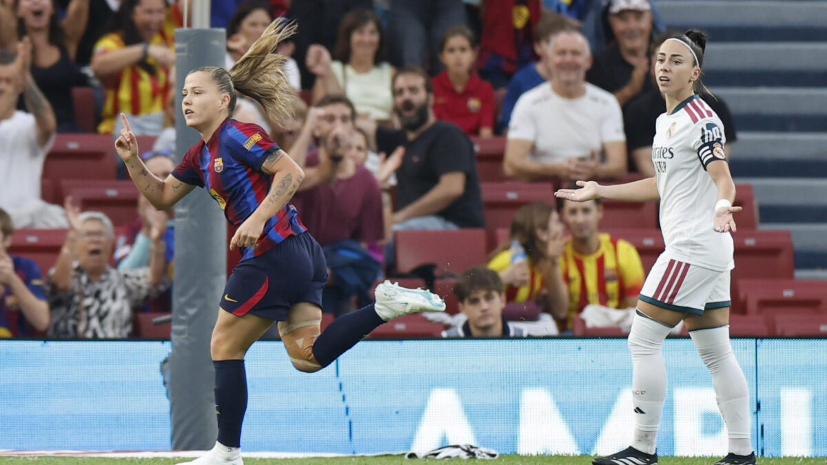 BARCELONA, 04/10/2026.- La delantera del Barcelona Claudia Pina (i) celebra el primer gol de su equipo ante la jugadora del Real Madrid Athenea del Castillo durante el partido de Liga F disputado este domingo en el Camp Nou de Barcelona. EFE/ Alberto Estévez