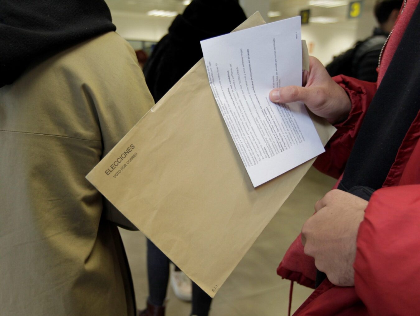 Cola de votantes en Valdepeñas (Ciudad Real)