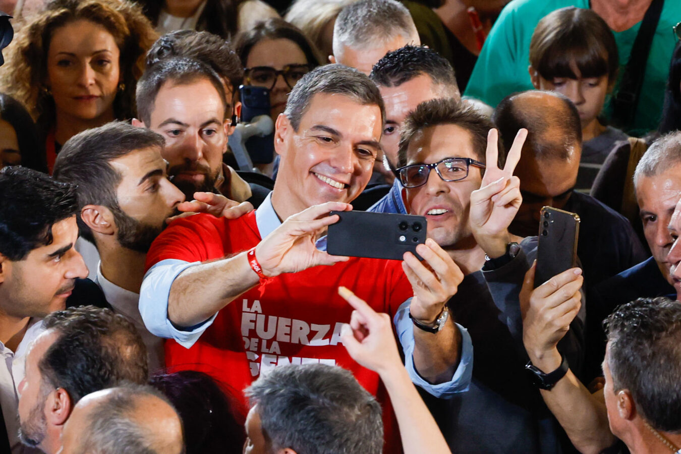 FUENLABRADA (MADRID), 17/10/2026.- El presidente del Gobierno, Pedro Sánchez, se toma fotos con simpatizantes durante la reunión del Comité Federal del PSOE que está previsto ratifique sus listas para las elecciones del próximo 29 de noviembre y al secretario general socialista, Pedro Sánchez, como su candidato a la presidencia, este sábado, en el Centro de Arte Tomás y Valiente, de Fuenlabrada (Madrid). EFE/ J.J. Guillén