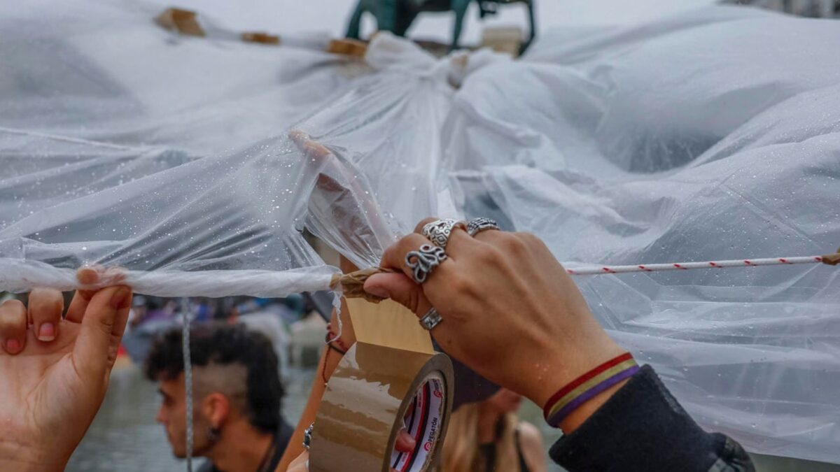 Vista del ambiente este lunes en la acampada en la madrileña Puerta del Sol en protesta por la situación de la vivienda, tras pasar un noche sin incidentes y sin la anunciada lluvia. En previsión del cambio de tiempo, los acampados cubrieron anoche con lonas las alrededor de 350 tiendas de campaña instaladas en el centro de la plaza, donde han pasado su segunda noche, algunos al raso. EFE/ Daniel González