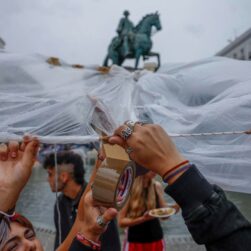 Vista del ambiente este lunes en la acampada en la madrileña Puerta del Sol en protesta por la situación de la vivienda, tras pasar un noche sin incidentes y sin la anunciada lluvia. En previsión del cambio de tiempo, los acampados cubrieron anoche con lonas las alrededor de 350 tiendas de campaña instaladas en el centro de la plaza, donde han pasado su segunda noche, algunos al raso. EFE/ Daniel González