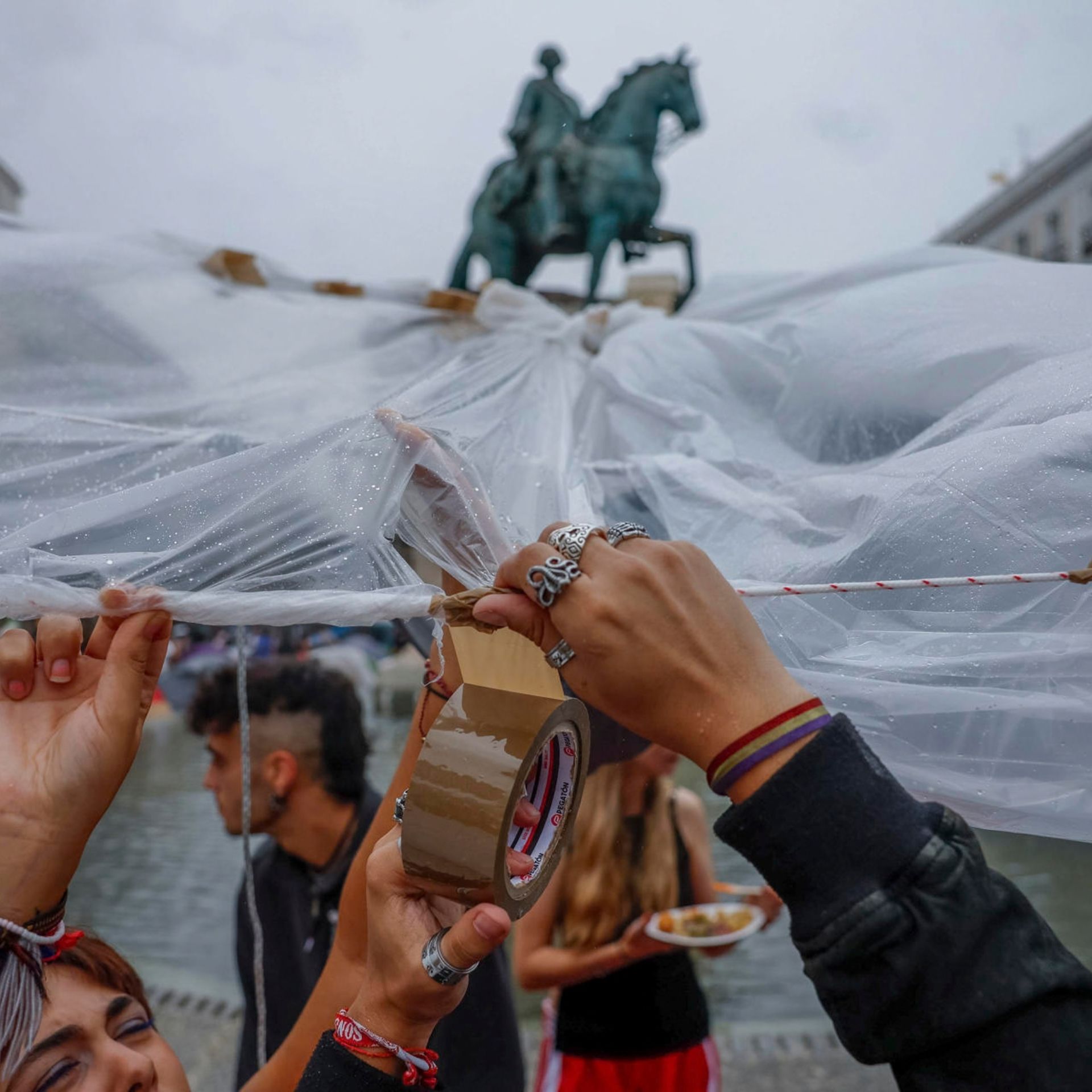 Vista del ambiente este lunes en la acampada en la madrileña Puerta del Sol en protesta por la situación de la vivienda, tras pasar un noche sin incidentes y sin la anunciada lluvia. En previsión del cambio de tiempo, los acampados cubrieron anoche con lonas las alrededor de 350 tiendas de campaña instaladas en el centro de la plaza, donde han pasado su segunda noche, algunos al raso. EFE/ Daniel González