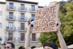 LOGROÑO, 24/09/2026.- Concentración convocada este jueves por el Sindicato de la Vivienda de La Rioja en la plaza del Mercado de Logroño, en apoyo a Maricarmen, víctima de un desahucio, dentro de las movilizaciones convocadas en toda España por la Confederación de Sindicatos de Inquilinas bajo los lemas «Por todas las Maricarmen» y «Que la indignación llene la plaza». EFE/ Raquel Manzanares