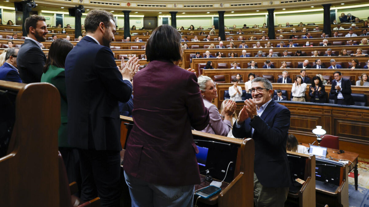 MADRID, 02/10/2026.- La bancada del PSOE aplaude la intervención de su portavoz en el Congreso Patxi López (d) durante el pleno en el que se debate y vota los decretos de vivienda del Gobierno celebrado este viernes en el Congreso de los Diputados en Madrid. EFE/JJ Guillén