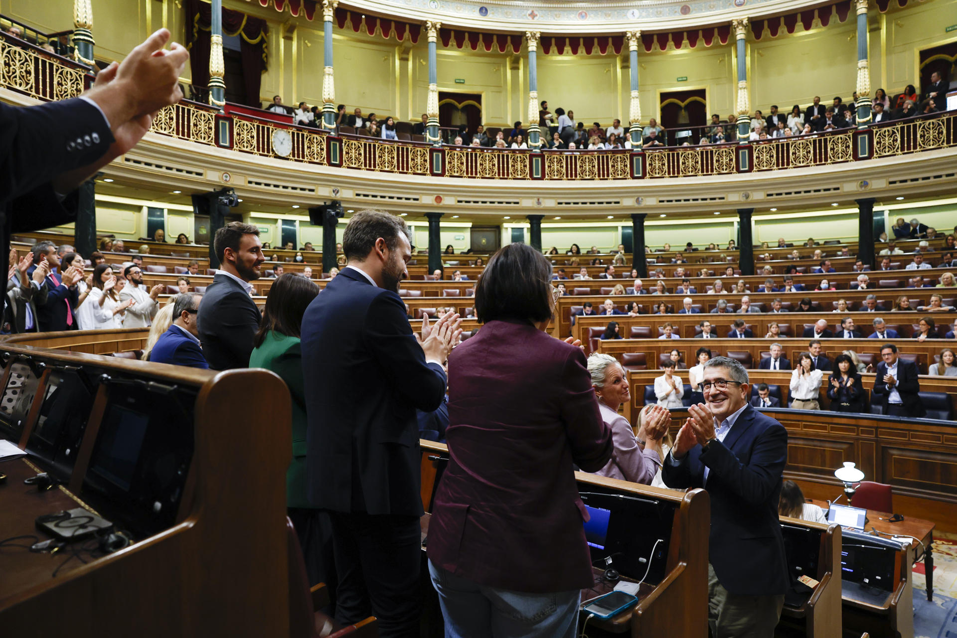MADRID, 02/10/2026.- La bancada del PSOE aplaude la intervención de su portavoz en el Congreso Patxi López (d) durante el pleno en el que se debate y vota los decretos de vivienda del Gobierno celebrado este viernes en el Congreso de los Diputados en Madrid. EFE/JJ Guillén