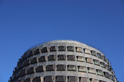 MADRID, 20/10/2026.- Vista de la sede del Tribunal Constitucional (TC) en Madrid que decide este martes sobre la admisión del recurso del Defensor del Pueblo sobre la el derecho al voto a personas nacionalizadas por la Ley de Memoria Democrática, conocida como ley de nietos, suspendido por el Tribunal Supremo (TS). EFE/ Mariscal