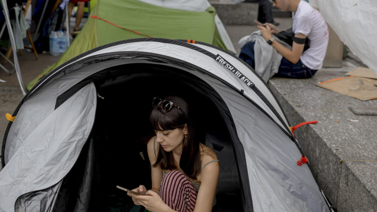 MADRID, 28/09/2026.- Vista del ambiente este lunes en la acampada en la madrileña Puerta del Sol en protesta por la situación de la vivienda, tras pasar un noche sin incidentes y sin la anunciada lluvia. En previsión del cambio de tiempo, los acampados cubrieron anoche con lonas las alrededor de 350 tiendas de campaña instaladas en el centro de la plaza, donde han pasado su segunda noche, algunos al raso. EFE/ Daniel González