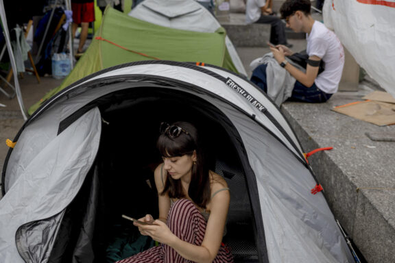 MADRID, 28/09/2026.- Vista del ambiente este lunes en la acampada en la madrileña Puerta del Sol en protesta por la situación de la vivienda, tras pasar un noche sin incidentes y sin la anunciada lluvia. En previsión del cambio de tiempo, los acampados cubrieron anoche con lonas las alrededor de 350 tiendas de campaña instaladas en el centro de la plaza, donde han pasado su segunda noche, algunos al raso. EFE/ Daniel González