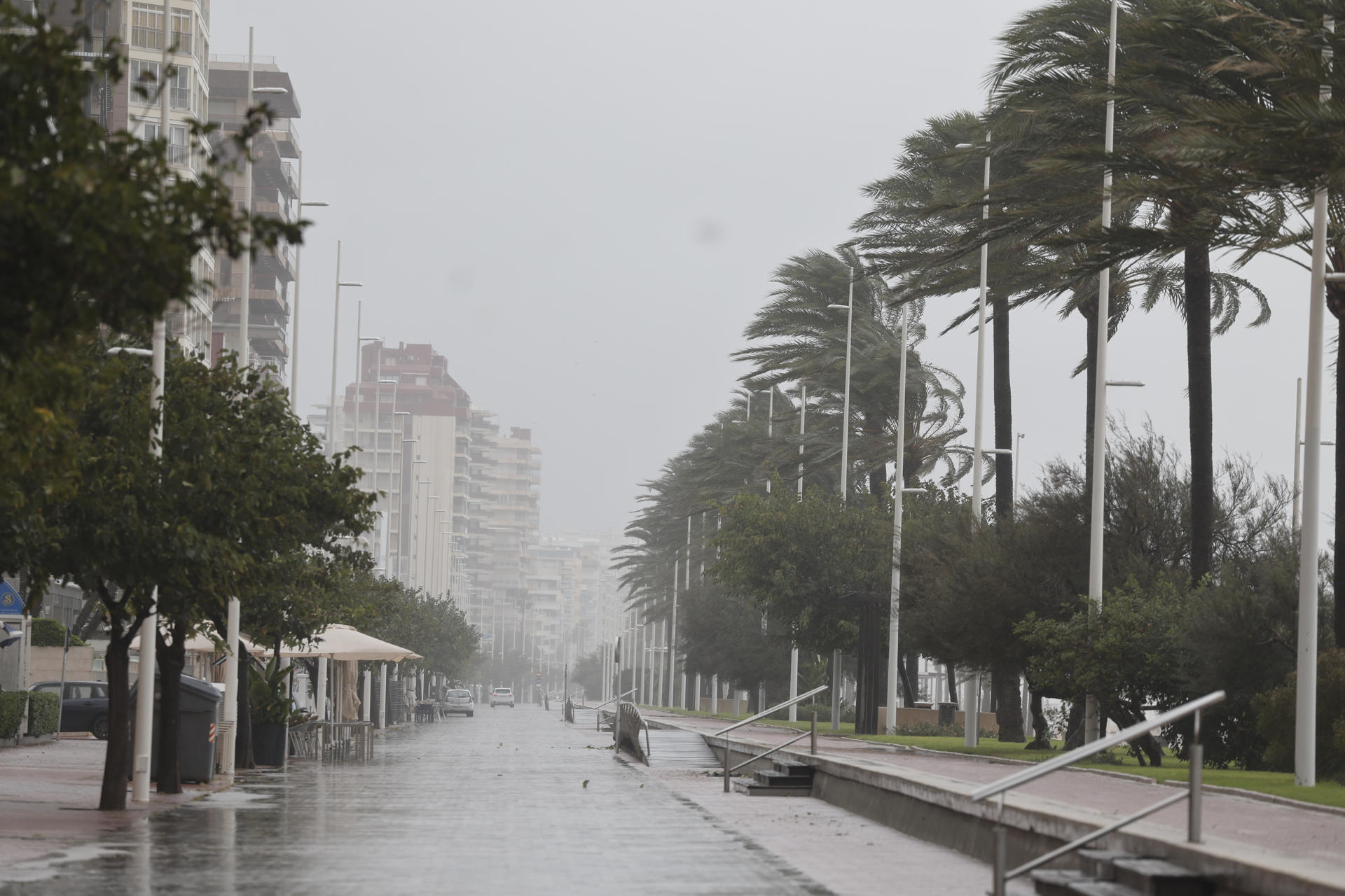 gANDÍA (VALENCIA), 18/10/2026.- Vista del paseo martítimo de Gandía durante una tormenta este domingo. La Generalitat Valenciana, a través del Centro de Coordinación de Emergencias, ha enviado un mensaje Es-Alert a los ciudadanos residentes en municipios del litoral sur de Valencia y el litoral norte de Alicante ante las lluvias persistentes, precipitaciones intensas y el riesgo de inundaciones en la zona. EFE/ Manuel Bruque