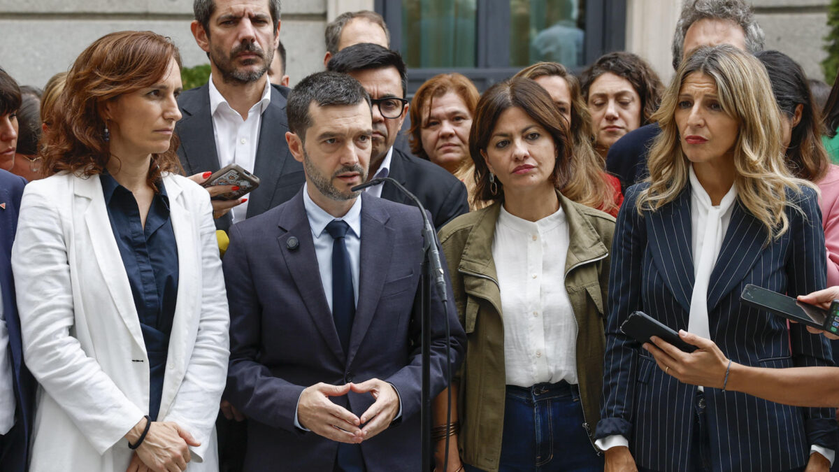 MADRID, 02/10/2026.- El ministro de Asuntos Sociales, Pablo Bustinduy (2i) atiende a la prensa tras el pleno en el que han sido rechazados los decretos de vivienda del Gobierno celebrado este viernes en el Congreso. EFE/J.J. Guillén