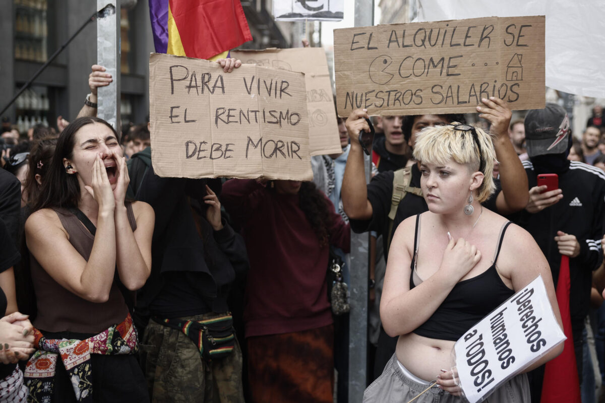 MADRID, 02/10/2026.- Los manifestantes en las inmediaciones del Congreso de los Diputados tras la votación de los dos decretos sobre vivienda. Centenares de acampados en la Puerta del Sol en demanda de medidas para hacer frente a la crisis de la vivienda se han concentrado a las inmediaciones del Congreso de los Diputados de cara al debate y la votación de los dos decretos sobre vivienda que previsiblemente serán rechazados este viernes por la Cámara Baja. EFE/Sergio Pérez