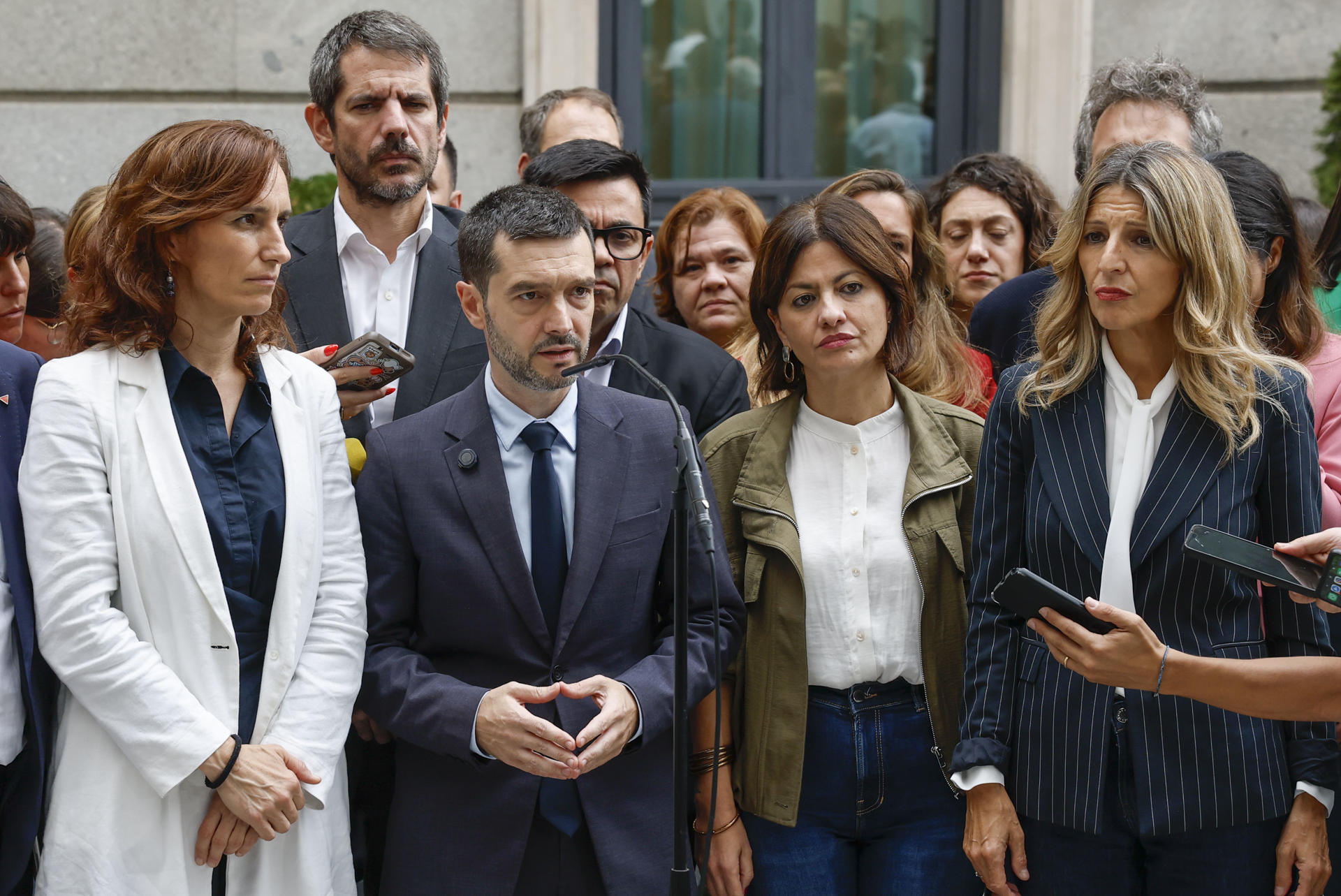 MADRID, 02/10/2026.- El ministro de Asuntos Sociales, Pablo Bustinduy (2i) atiende a la prensa tras el pleno en el que han sido rechazados los decretos de vivienda del Gobierno celebrado este viernes en el Congreso. EFE/J.J. Guillén