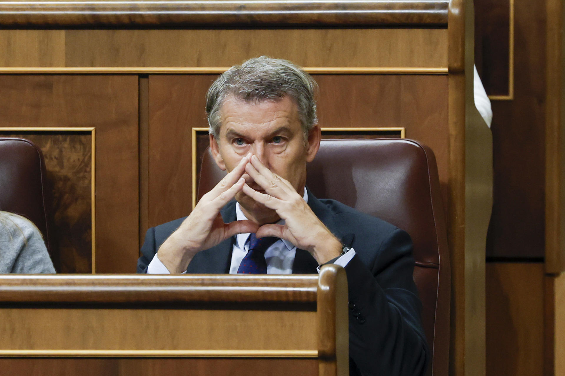 MADRID, 02/10/2026.- El presidente del Partido Popular, Alberto Núñez Feijóo, asiste al pleno en el que se debate y vota los decretos de vivienda del Gobierno en el Congreso este viernes. EFE/J.J. Guillén