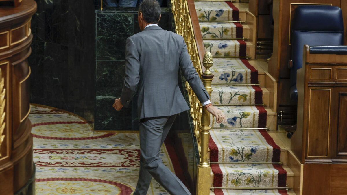 MADRID, 02/10/2026.- El presidente del Gobierno, Pedro Sánchez, abandona el hemiciclo en el Congreso de los Diputados durante el pleno en el que se debate y vota los decretos de vivienda del Gobierno, este viernes. EFE/J.J. Guillén