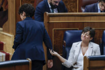 MADRID, 02/10/2026.- La portavoz del PNV, Maribel Vaquero (i, de espaldas), saluda a la titular de Vivienda, Isabel Rodríguez (d), durante el pleno en el que se debate y vota los decretos de vivienda del Gobierno celebrado este viernes en el Congreso de los Diputados en Madrid. EFE/JJ Guillén