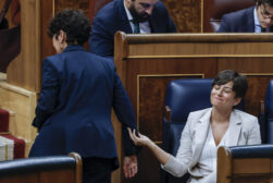 MADRID, 02/10/2026.- La portavoz del PNV, Maribel Vaquero (i, de espaldas), saluda a la titular de Vivienda, Isabel Rodríguez (d), durante el pleno en el que se debate y vota los decretos de vivienda del Gobierno celebrado este viernes en el Congreso de los Diputados en Madrid. EFE/JJ Guillén