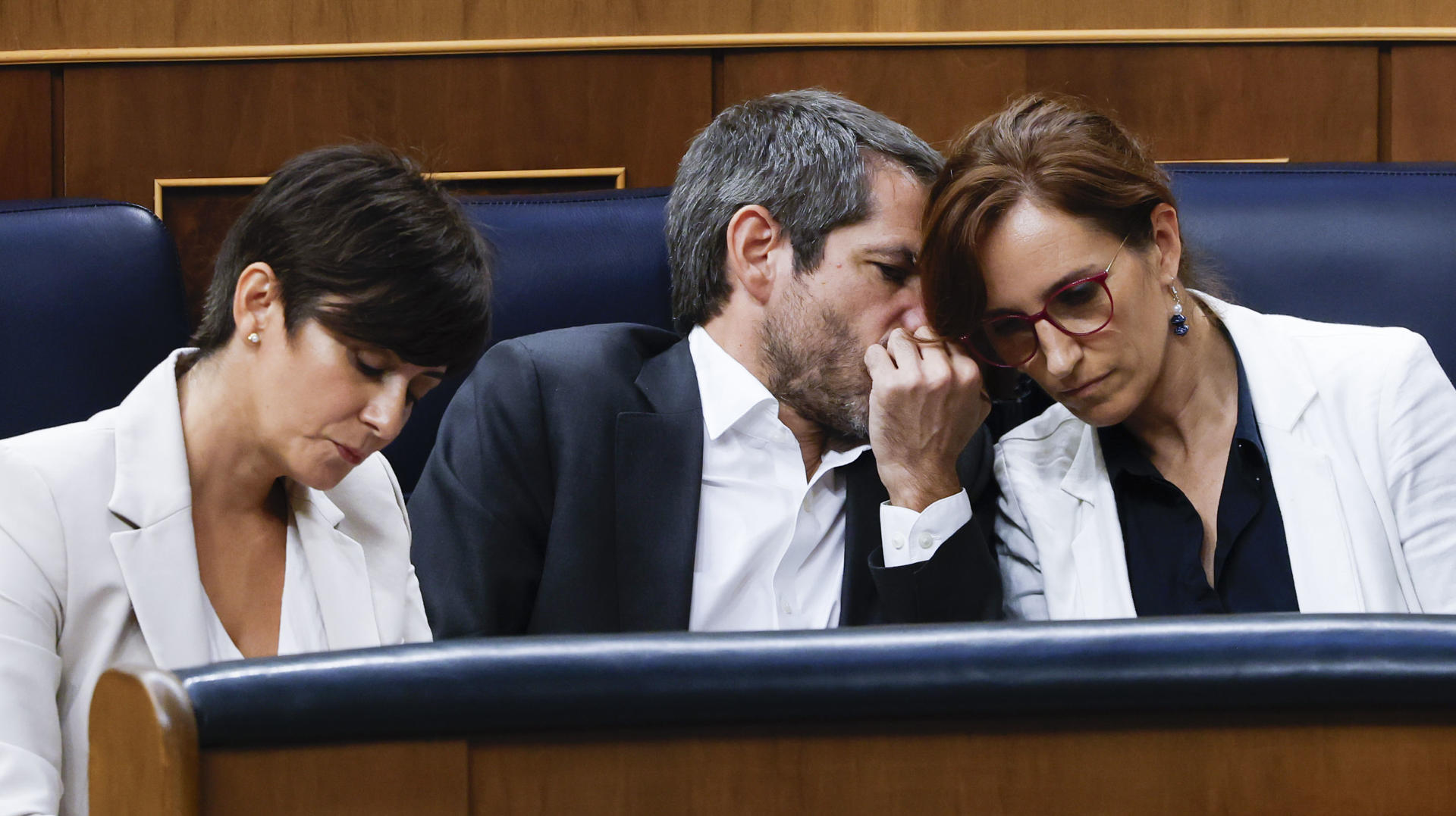 MADRID, 02/10/2026.- El ministro de Cultura, Ernest Urtasun, conversa con la titular de Sanidad, Mónica García (d), en presencia de la ministra de Vivienda, Isabel Rodríguez, durante el pleno en el que se debate y vota los decretos de vivienda del Gobierno celebrado este viernes en el Congreso de los Diputados en Madrid. EFE/JJ Guillén