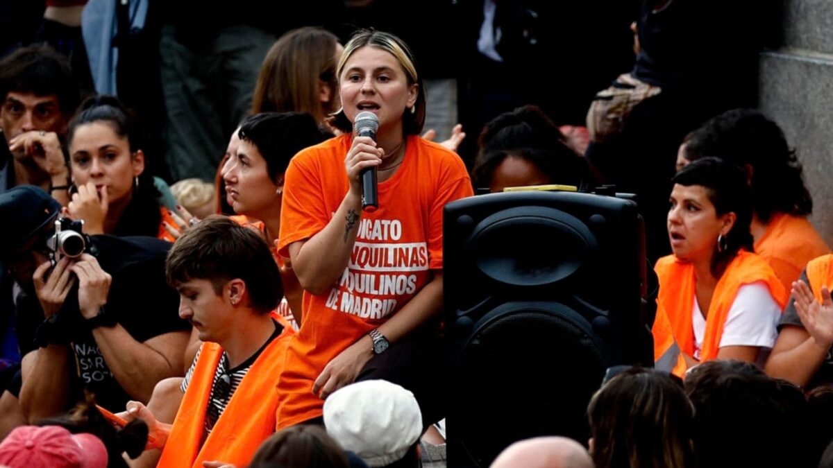 Valeria Racu, portavoz del Sindicato de Inquilinas, pronuncia un discurso en la Puerta del Sol. EFE