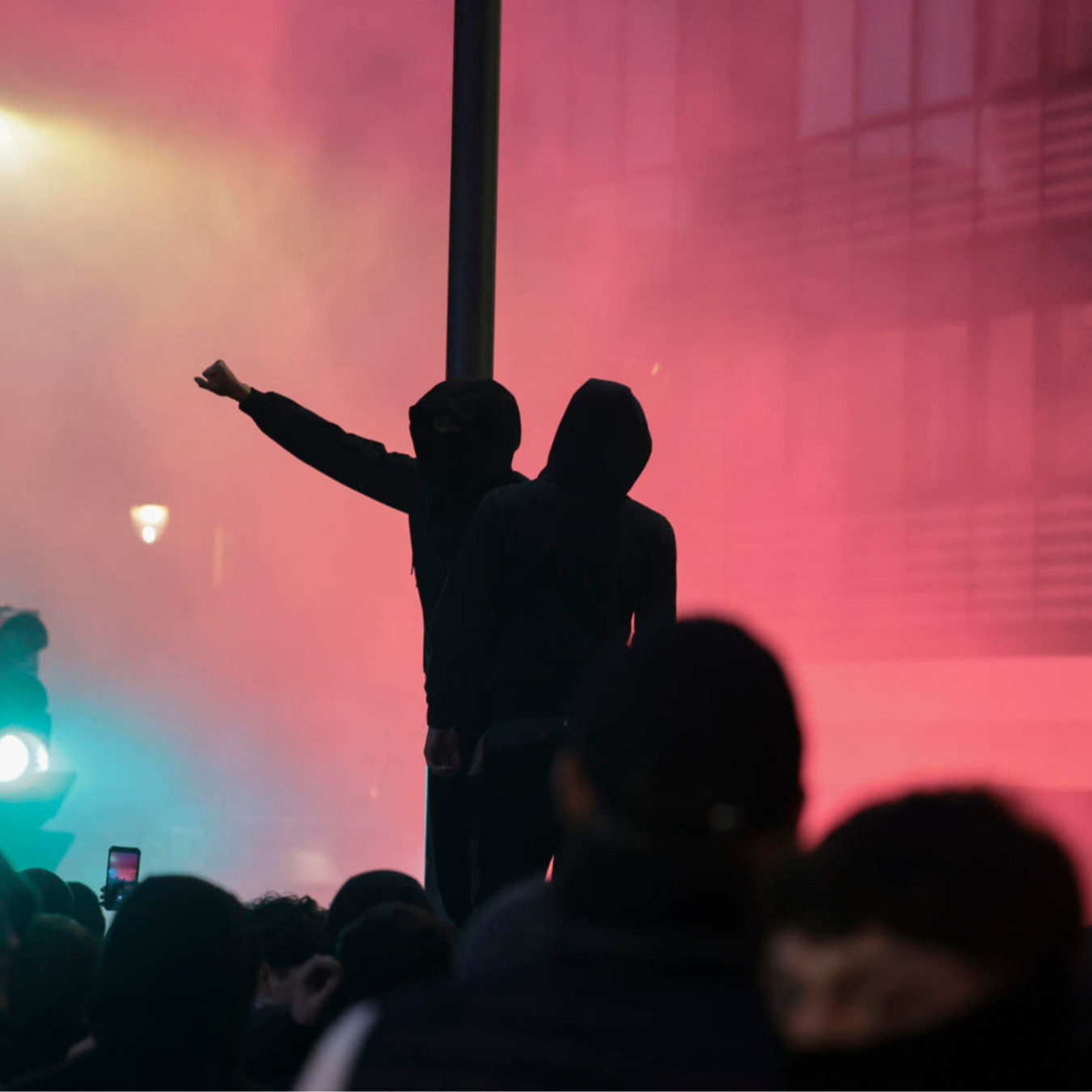 sistentes encienden bengalas durante una manifestación de estudiantes y de colectivos 'antifascistas' este lunes por el centro de Bilbao "contra el fascismo" y en protesta por el acto anunciado por el agitador y activista político Vito Quiles para esta tarde en la ciudad. EFE/Luis Tejido