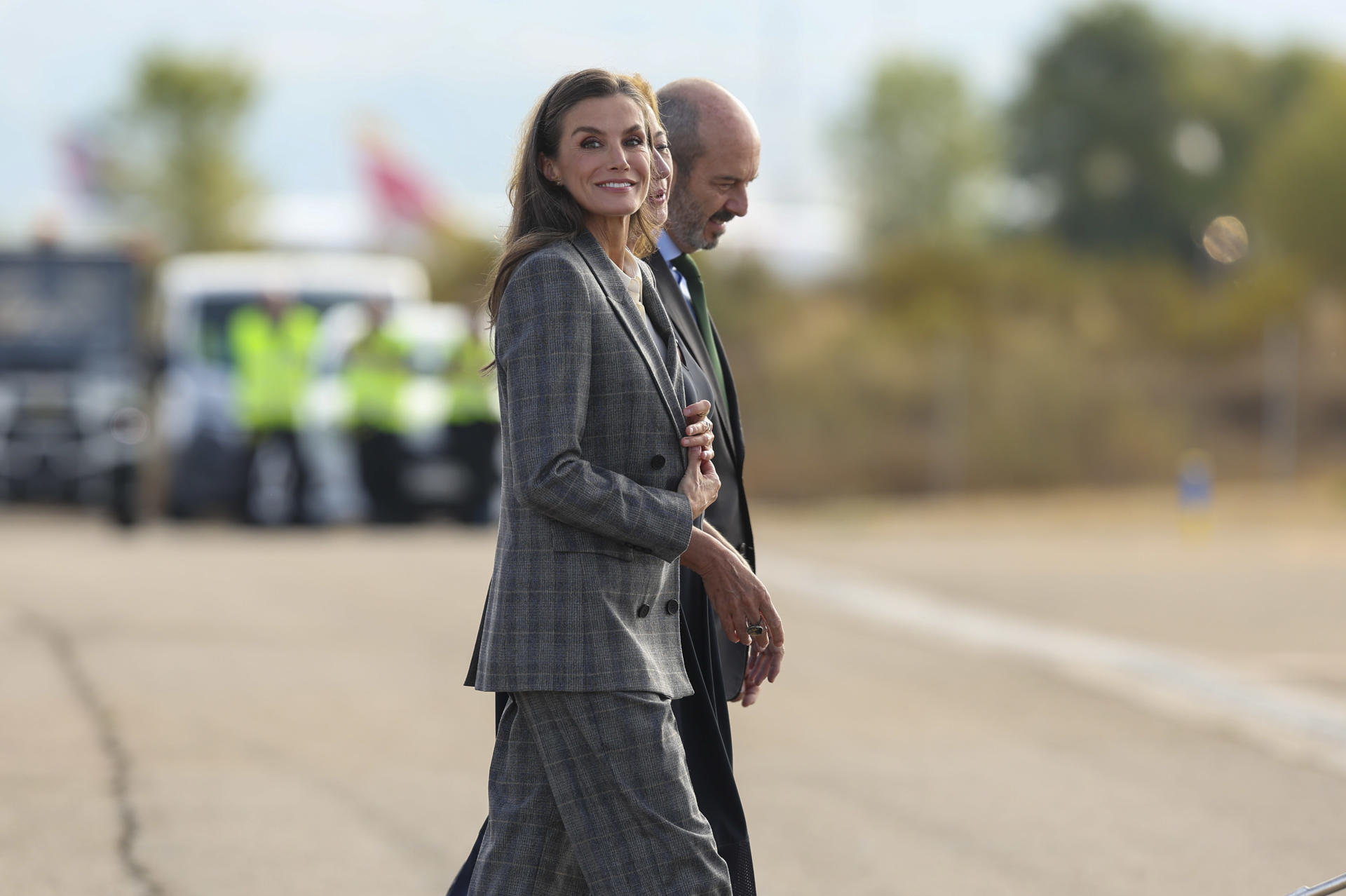 MADRID (ESPAÑA), 05/10/2026.- La reina Letizia (i) acompañada por el presidente del Senado, Pedro Rollán (d) y la presidenta del Congreso, Francina Armengol (c) durante la despedida oficial antes de su viaje a Finlandia en la terminal del aeropuerto de Barajas en Madrid este lunes. EFE/ Kiko Huesca