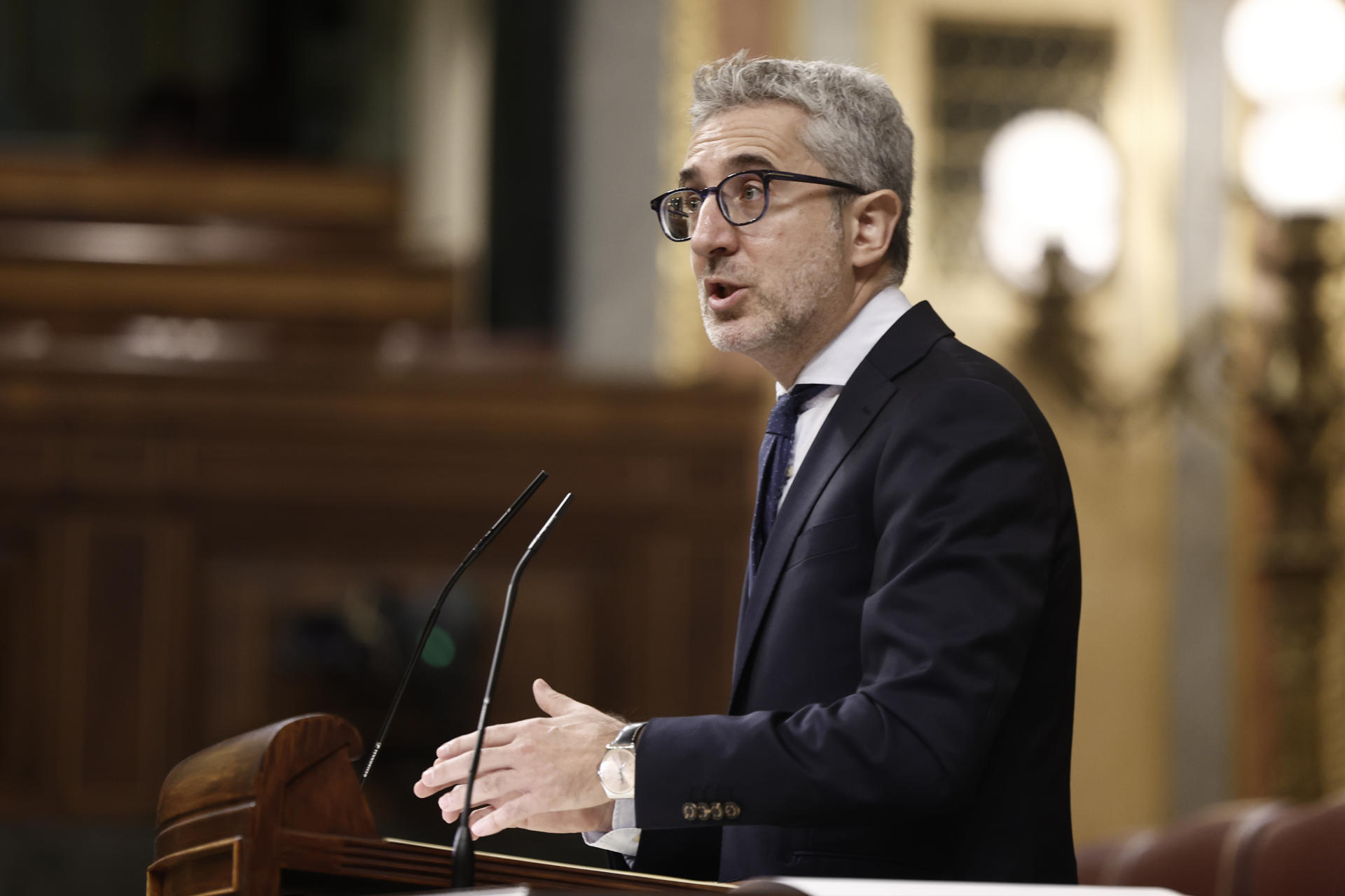 Hacienda vigila los movimientos de dinero en efectivo: qué ocurre al ingresar o retirar más de 3.000 euros Hacienda vigila los movimientos de dinero en efectivo: qué ocurre al ingresar o retirar más de 3.000 euros