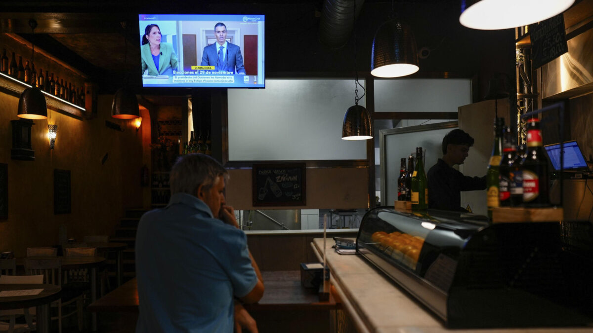 MADRID, 05/10/2026.- Una televisión en un bar en el centro de la capital emite la comparecencia del presidente del Gobierno, Pedro Sánchez, en la que ha anunciado el adelanto de elecciones este lunes. La acampada de la Puerta del Sol ha arrancado una semana más de protestas con la atención y la vista puesta en la posible convocatoria de elecciones, una opción que algunos manifestantes ven con escepticismo, como "pasarse el muerto", y que otros acogen como una victoria de la acampada. EFE/ Borja Sanchez-trillo