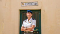La teniente coronel Elena Villalta González, jefa del Servicio de Odontología de la Guardia Real, durante su entrevista con Artículo 14.