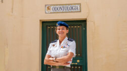 La teniente coronel Elena Villalta González, jefa del Servicio de Odontología de la Guardia Real, durante su entrevista con Artículo 14.