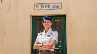 La teniente coronel Elena Villalta González, jefa del Servicio de Odontología de la Guardia Real, durante su entrevista con Artículo 14.